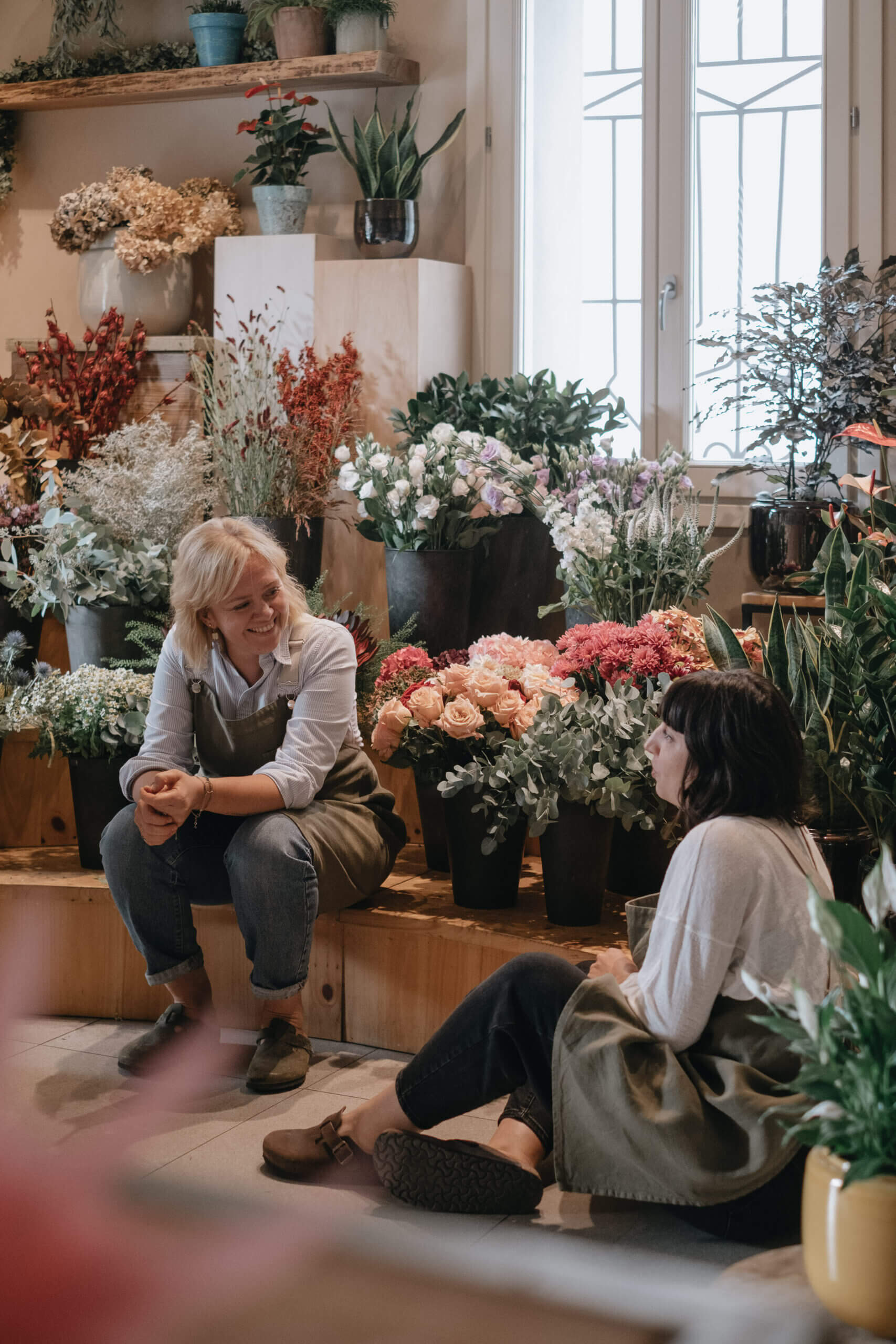 Claudia e Rachele di Fiori&Co sedute in negozio tra i fiori